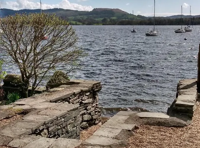 فندق مبيت وإفطار The Lakes 3*